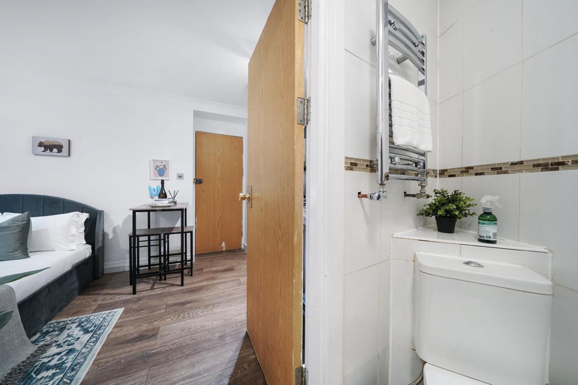 Apartament Affordable One Bedroom & In *