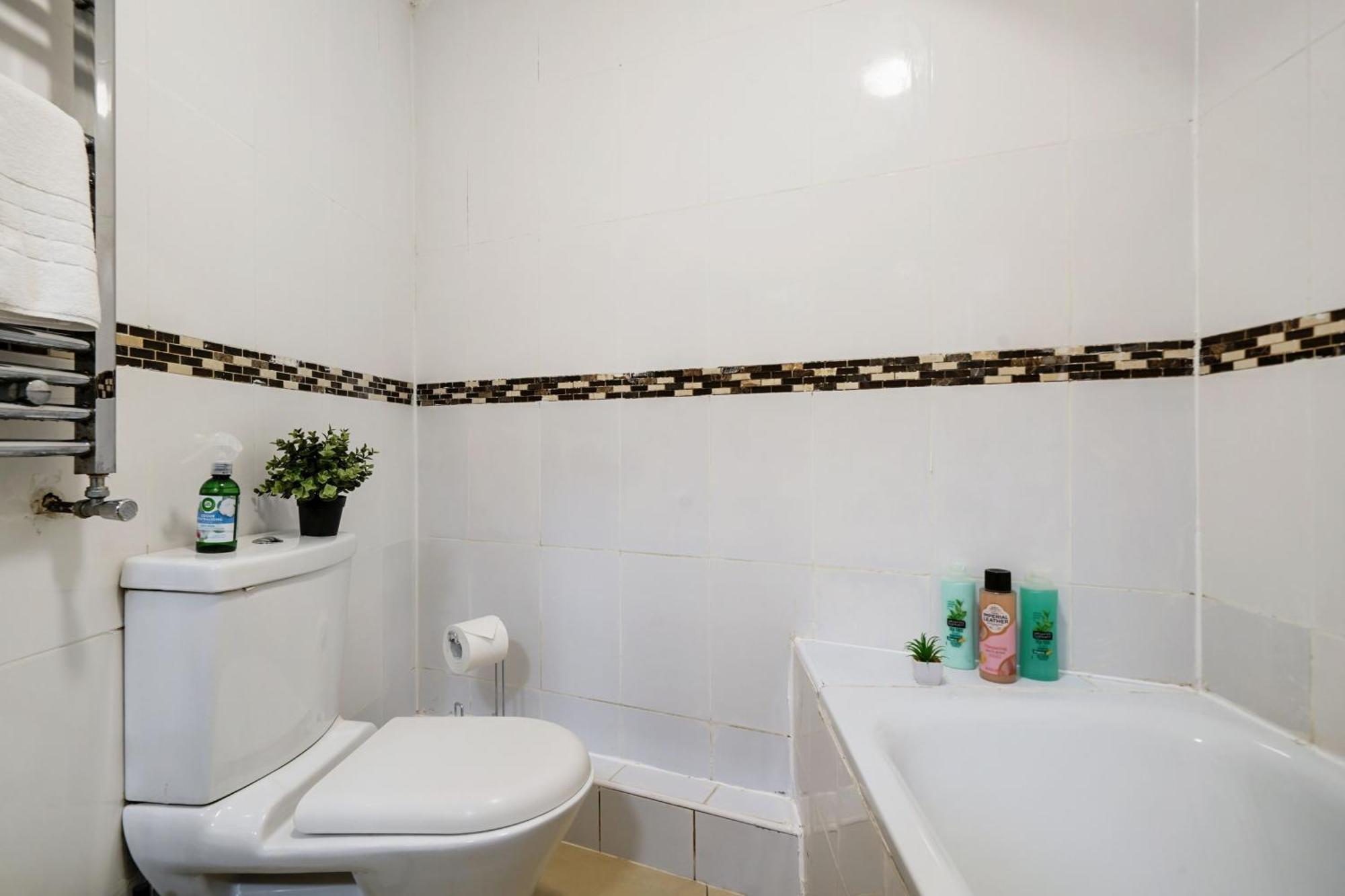 Apartament Affordable One Bedroom & In