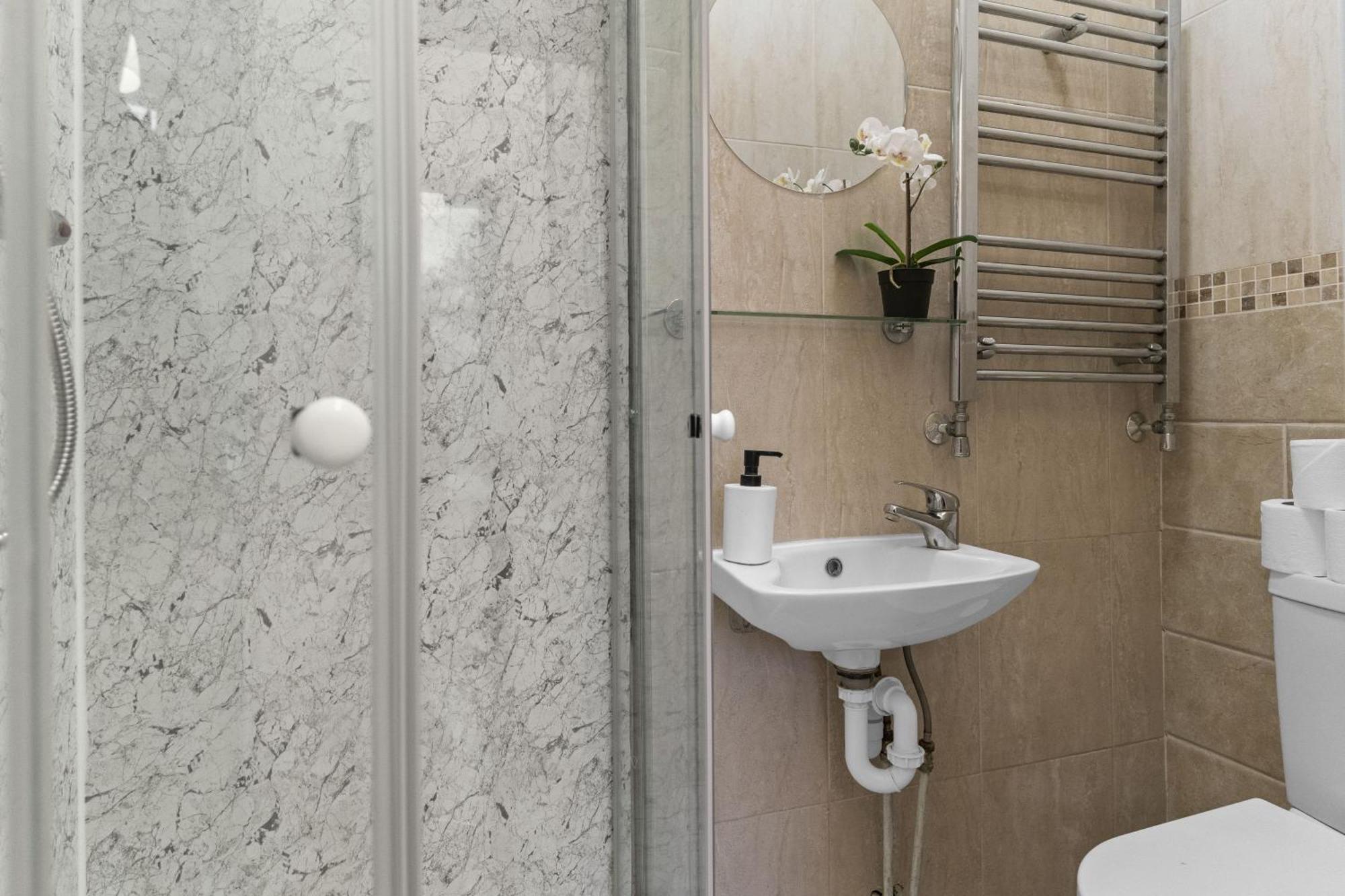 Affordable One Bedroom & In * Londra